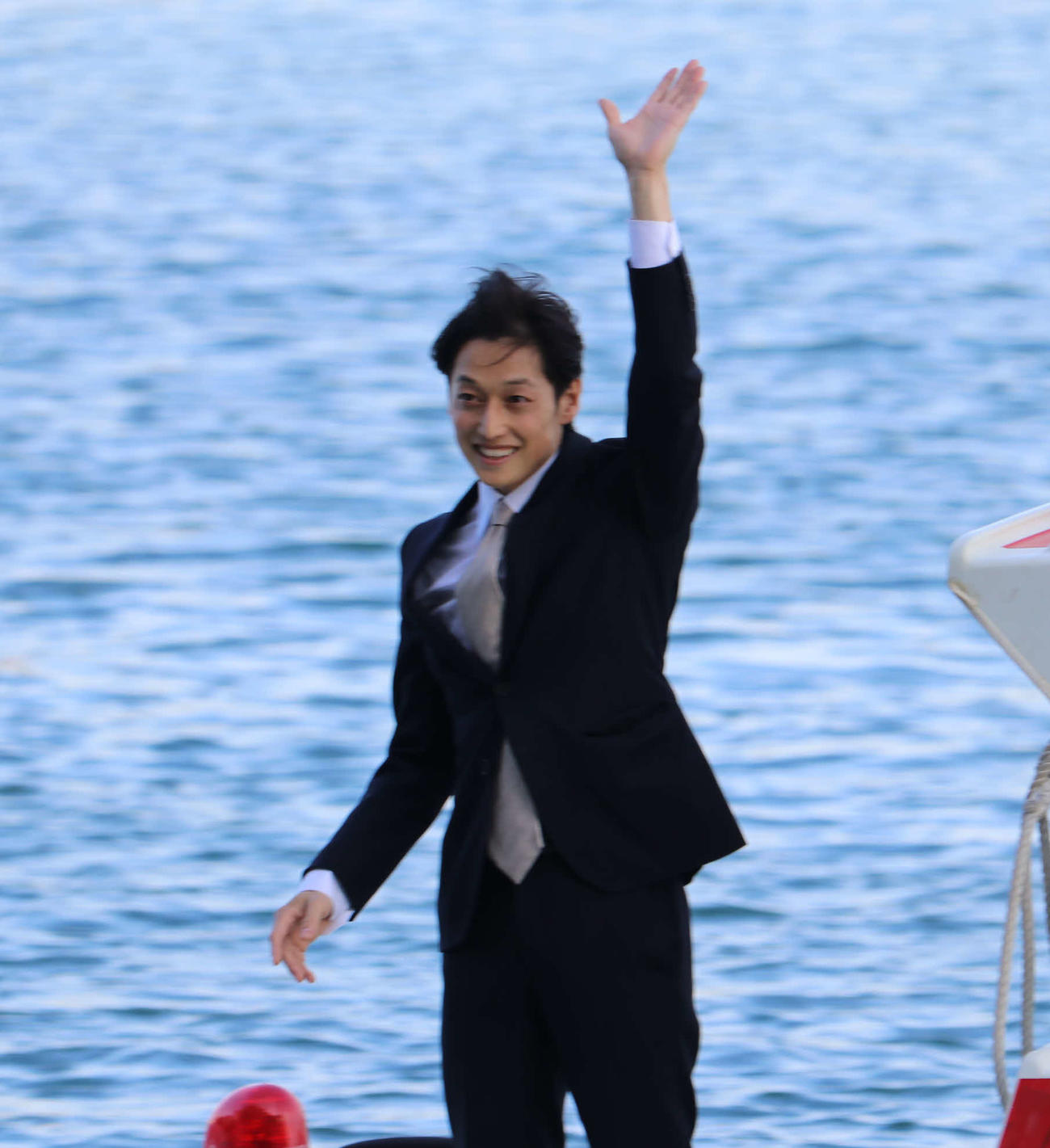 SG優勝のビクトリーランでファンに手を振る河合佑樹（提供・浜名湖ボートレース企業団）