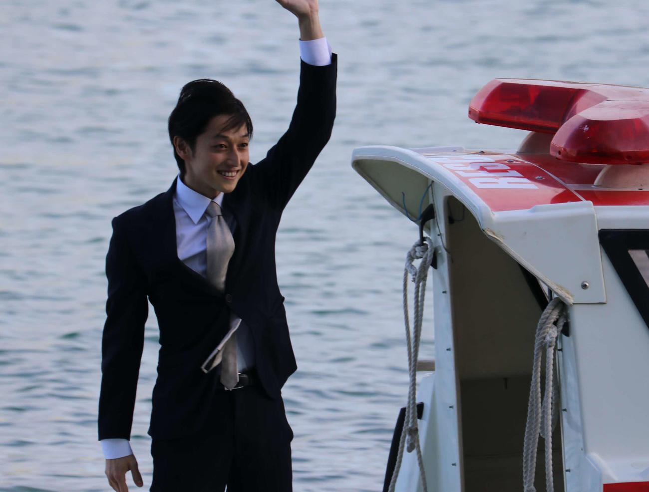 SG優勝のビクトリーランでファンに手を振る河合佑樹（提供・浜名湖ボートレース企業団）