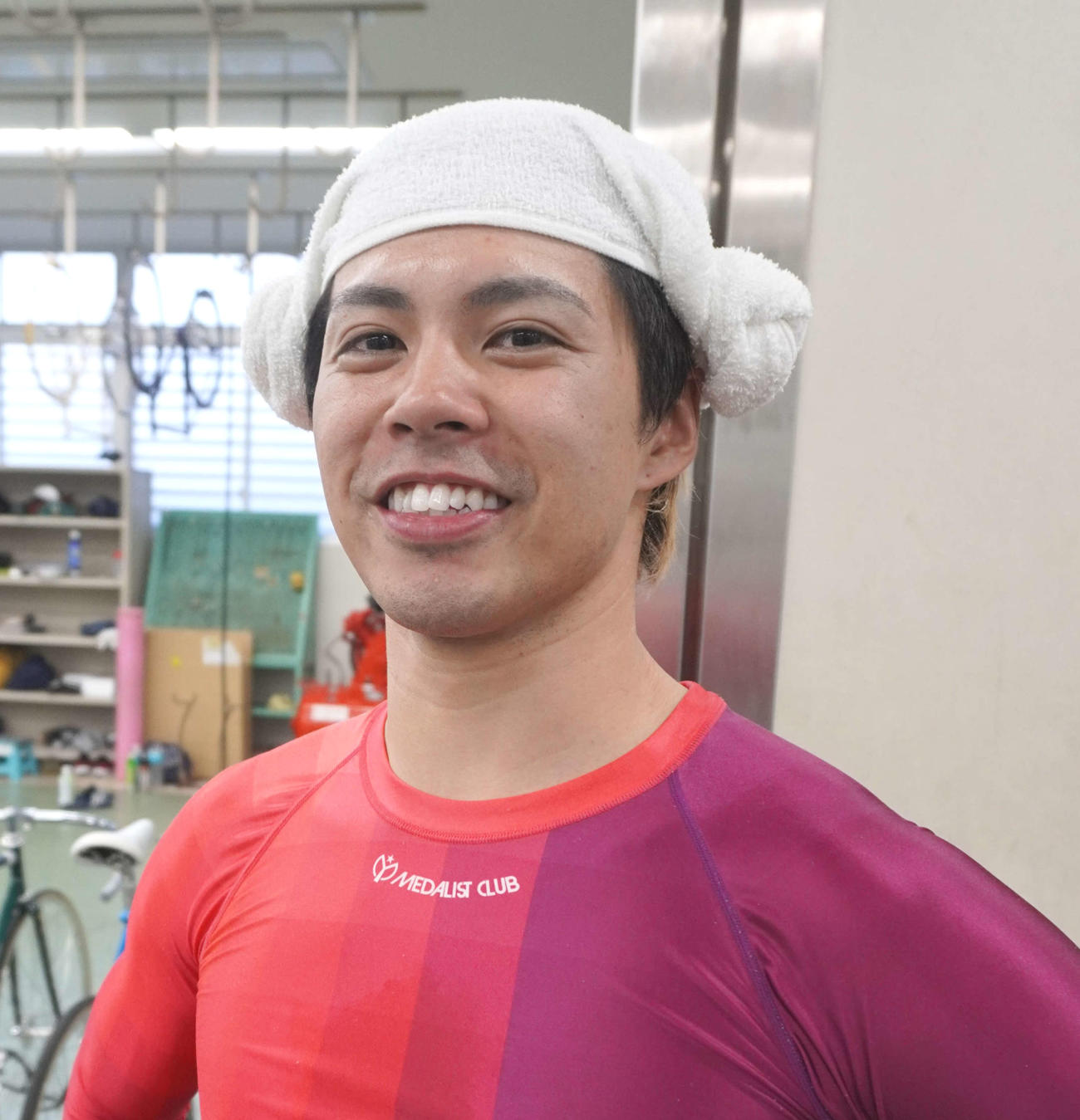 羊巻きをした山本隼人。レースではひょうきんさを封印だ