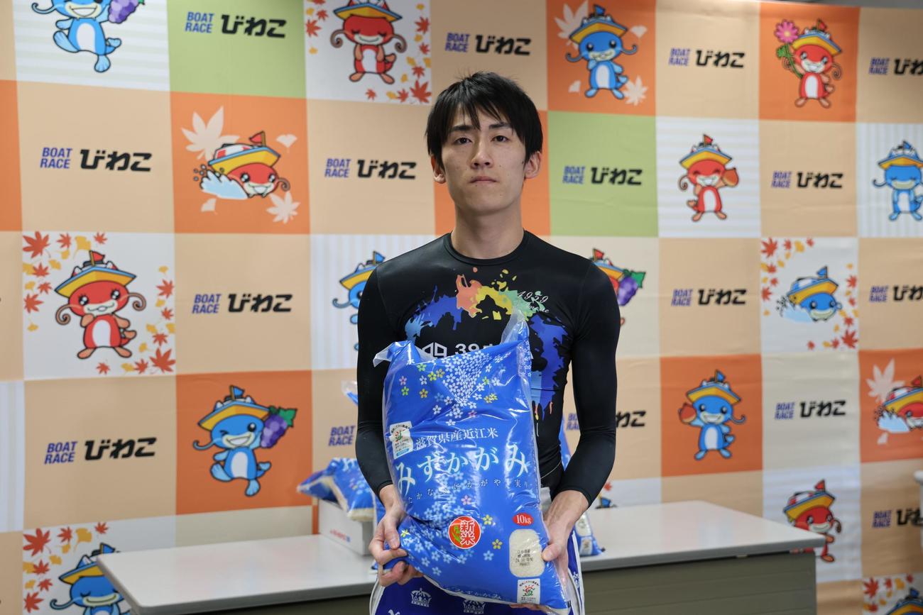 今年7度目の優勝を飾った井上忠政に、近江米「みずかがみ」50キロが贈られた（外部提供）