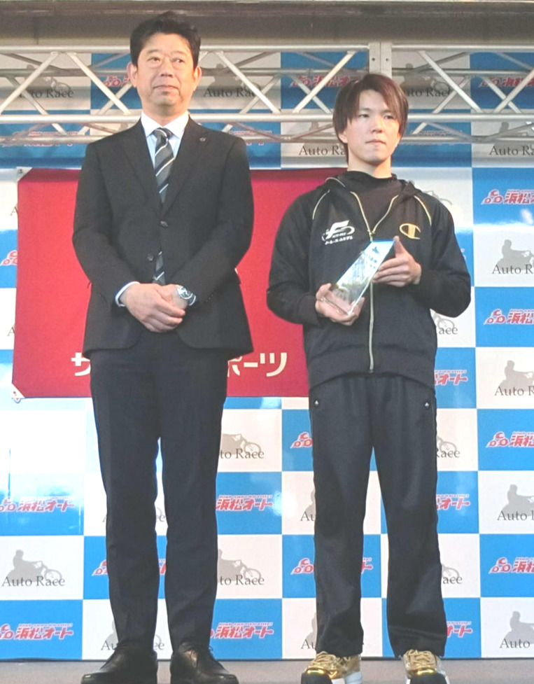 10連勝の表彰式に臨んだ鈴木圭一郎（撮影・海老原実）