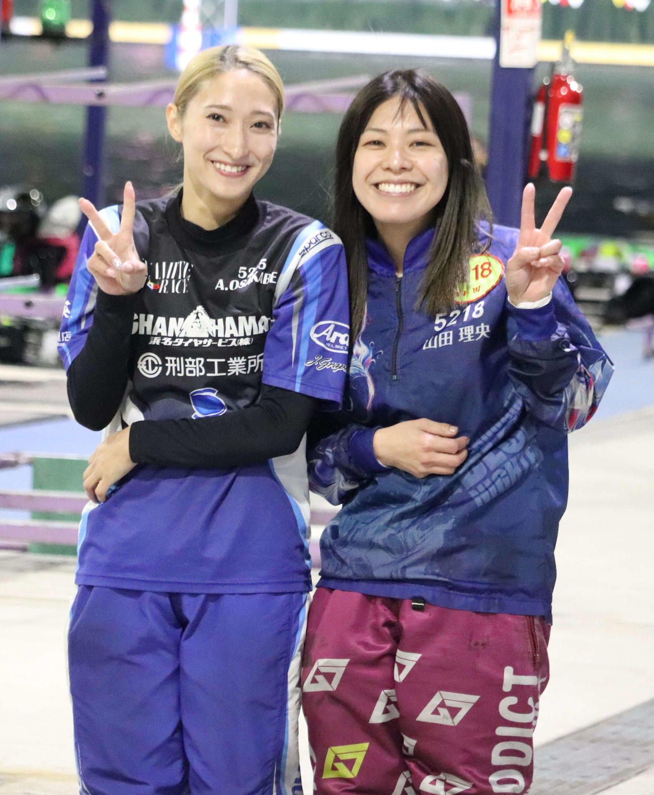 刑部亜里紗（左）と山田理央の129期仲良しコンビが笑顔でピース