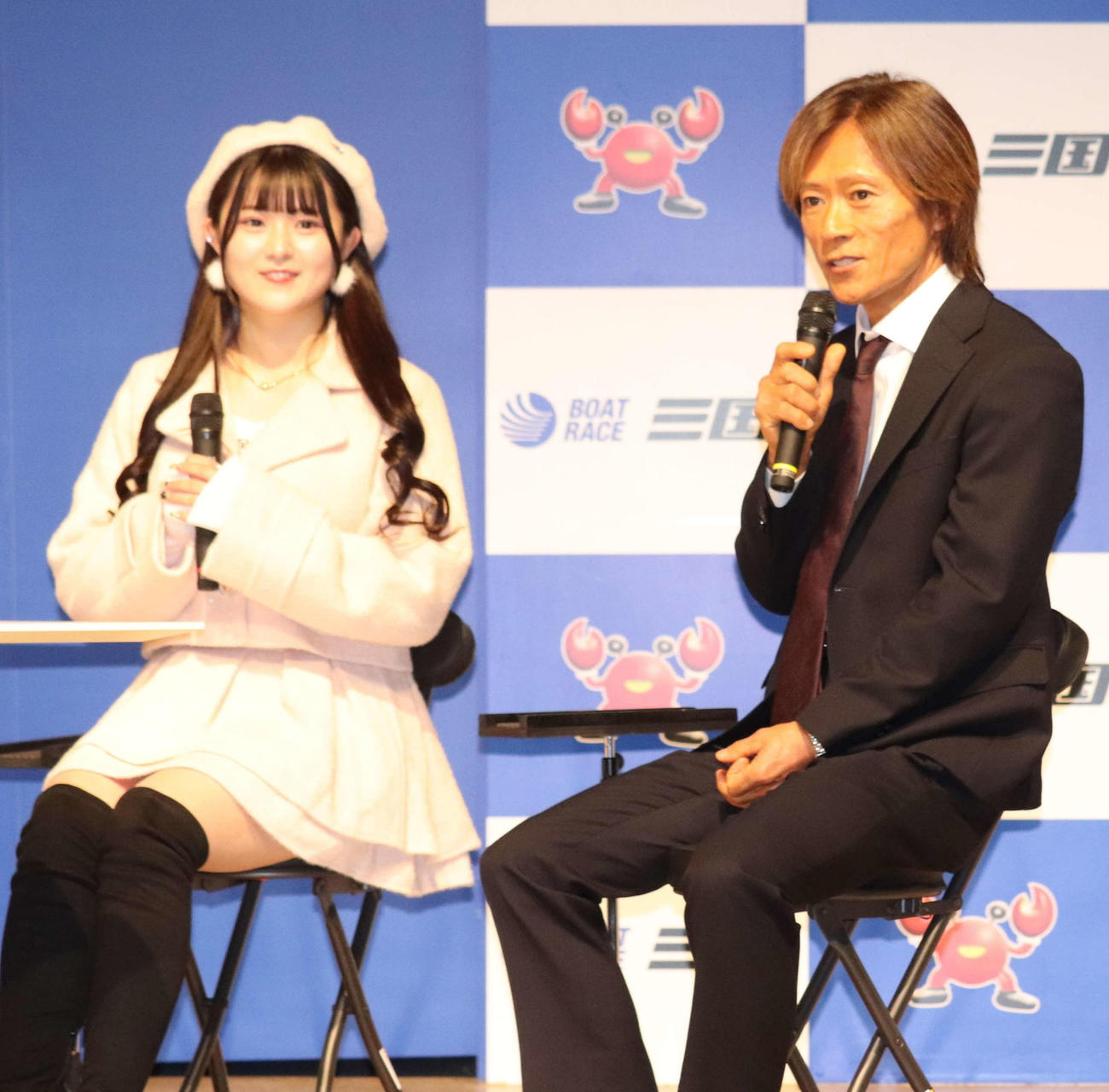 親子でトークショーを行った今垣光太郎（右）と李華（撮影・神田成史）