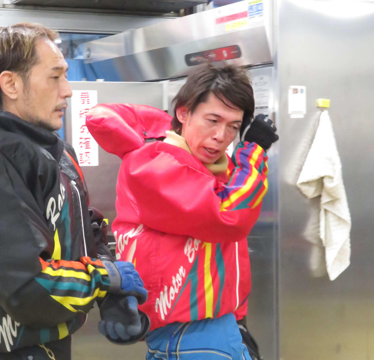 初日連勝発進を決めた宇佐見淳（右）