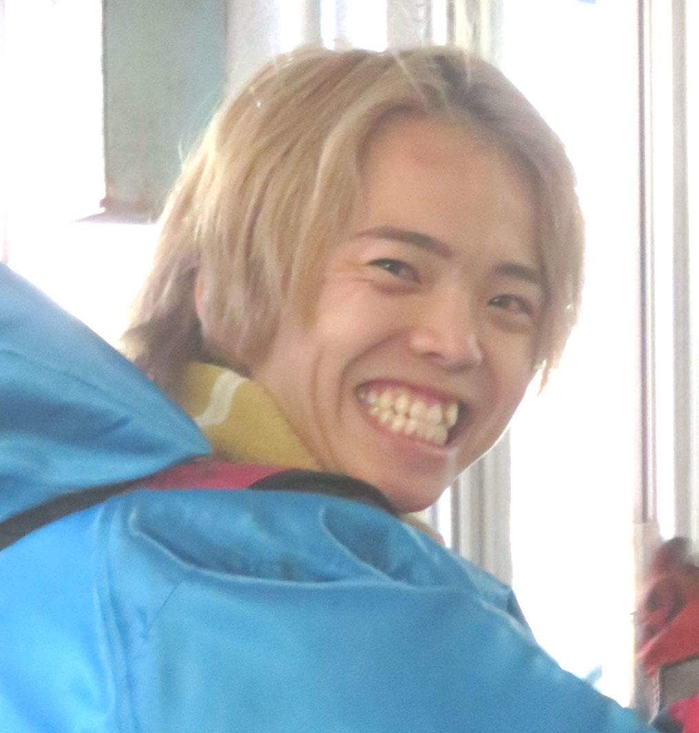 デビュー2年目の浅井翼が初勝利を挙げ笑顔