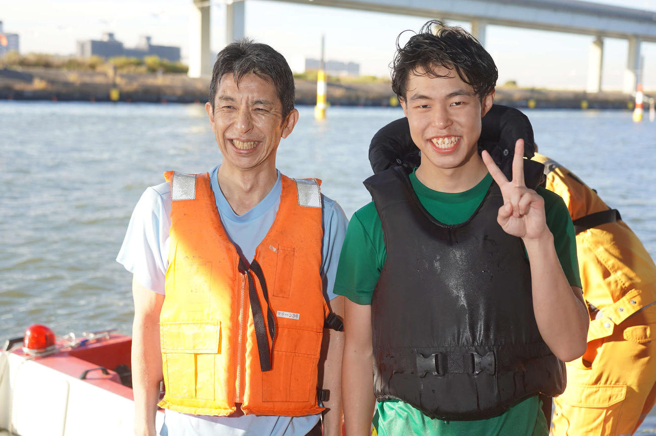 坂本一真（右）が287戦目で初勝利を挙げて水神祭。今節、同じあっせんの父・坂本徳克とツーショット