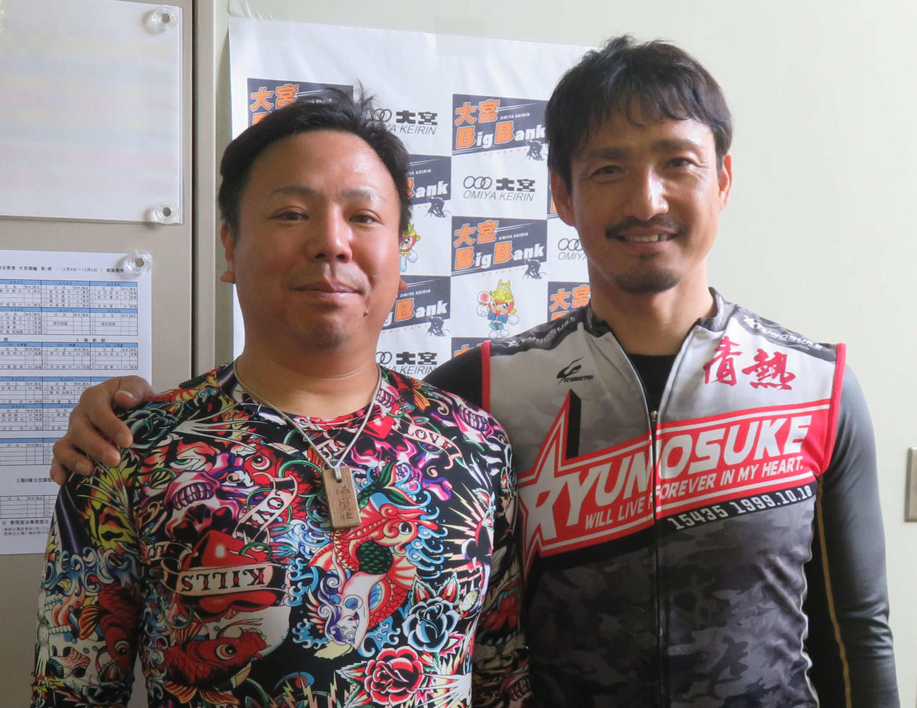 成清貴之（右）は鈴木良太の前で総力戦
