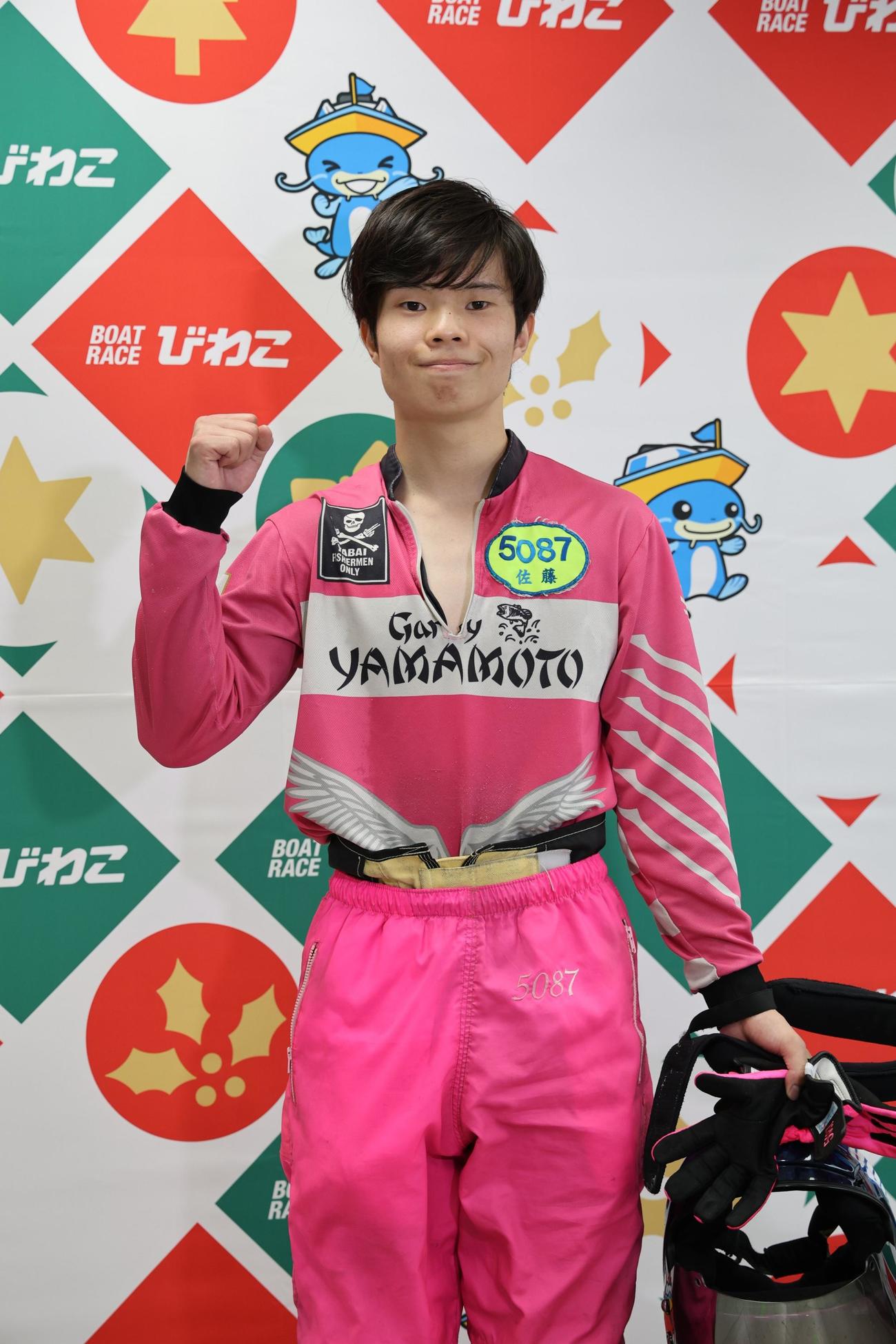 通算2度目優勝を飾った佐藤航が、笑顔でガッツポーズ（外部提供）
