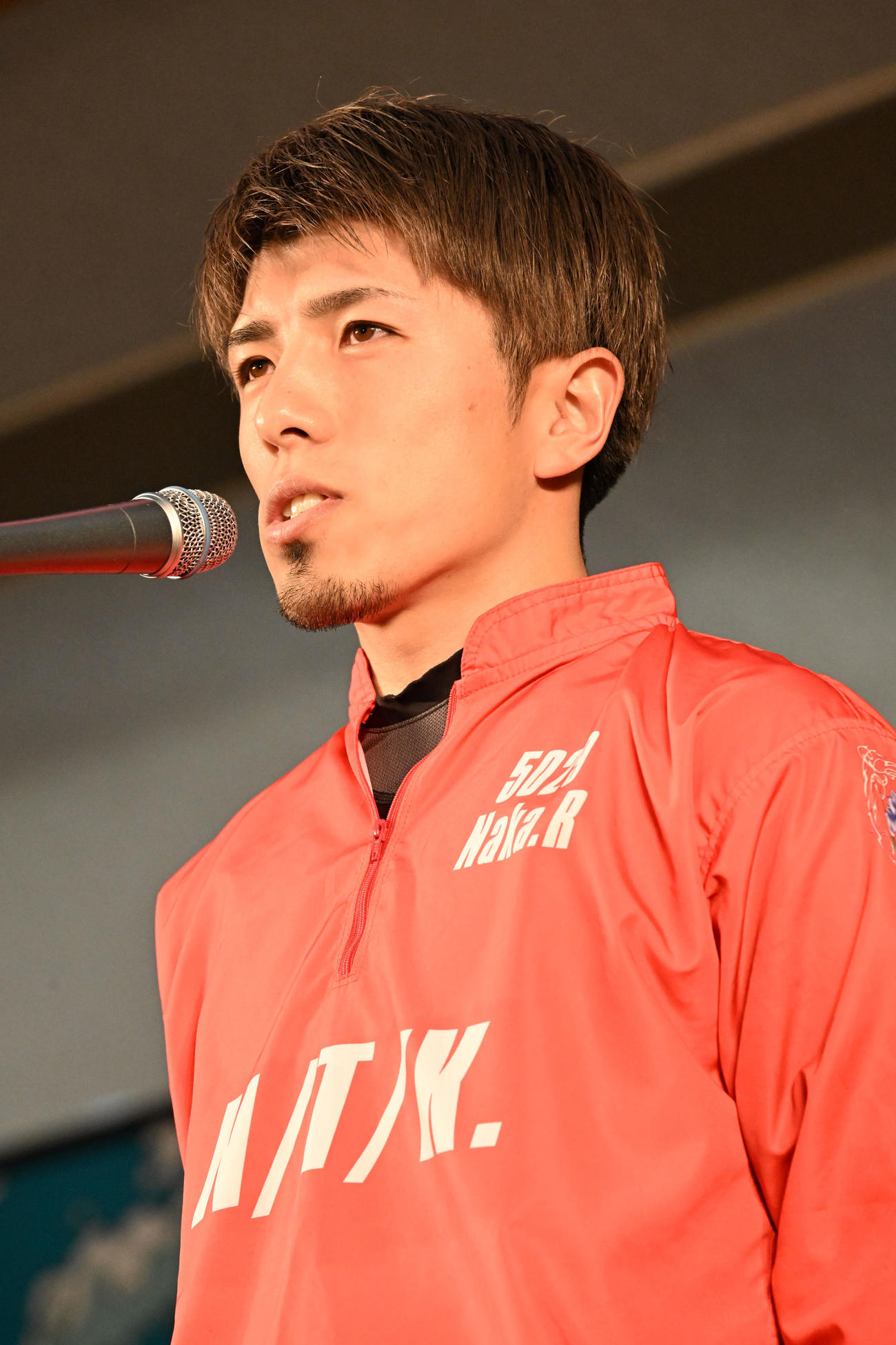 開会式でファンに挨拶する中亮太（撮影・林敢治）