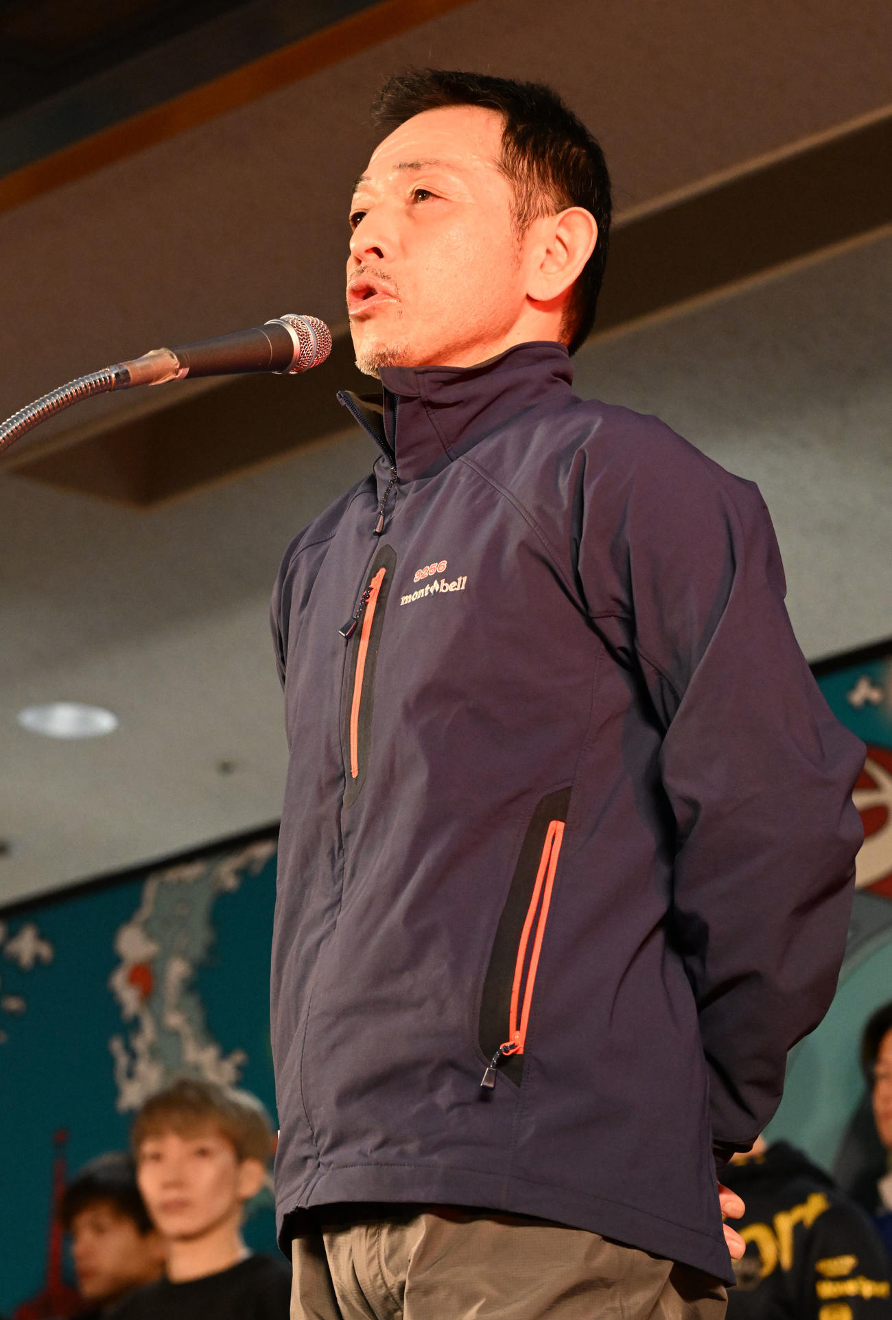 開会式でファンに挨拶する三角哲男（撮影・林敢治）