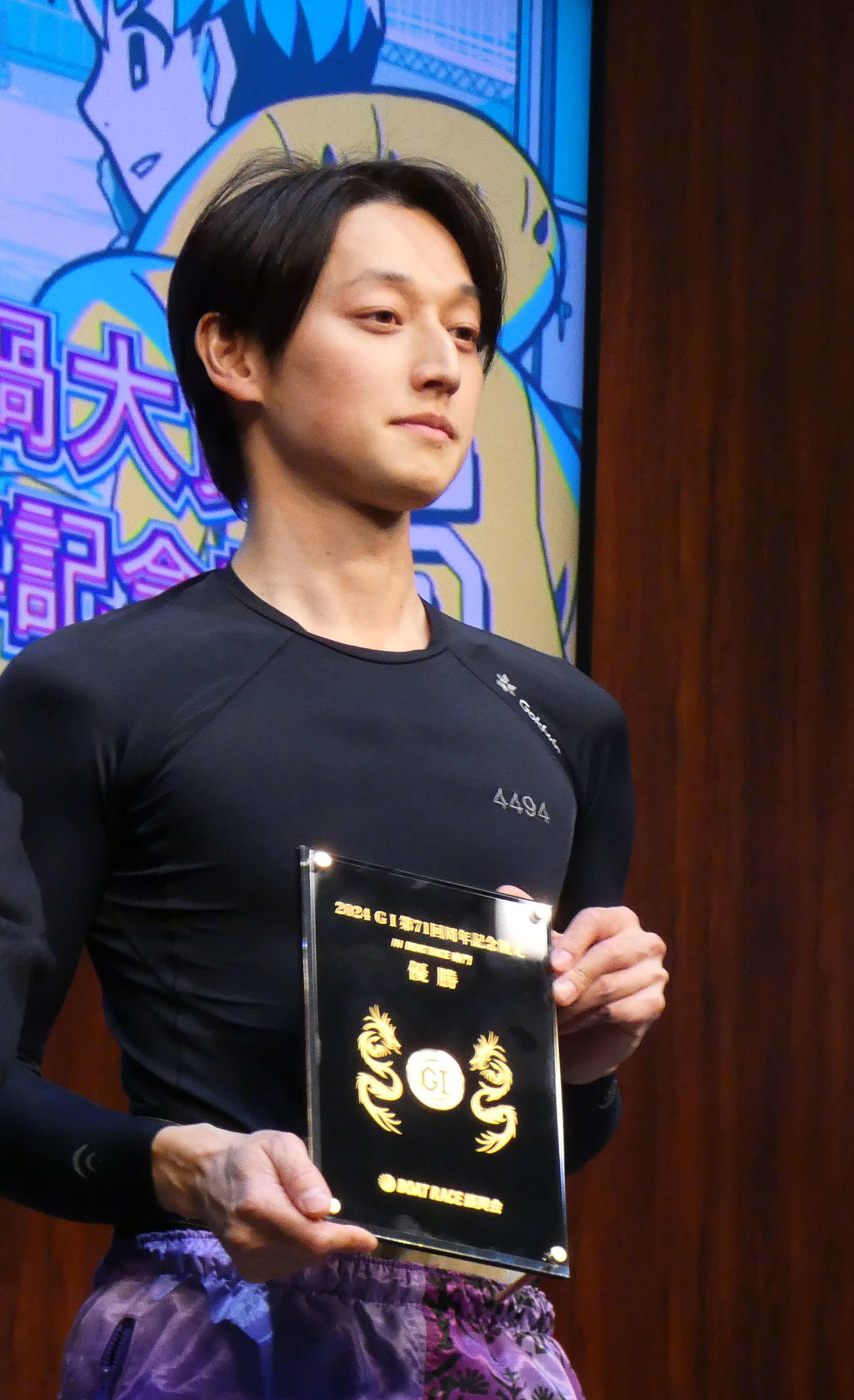 メダル入り記念盾を手にする河合佑樹