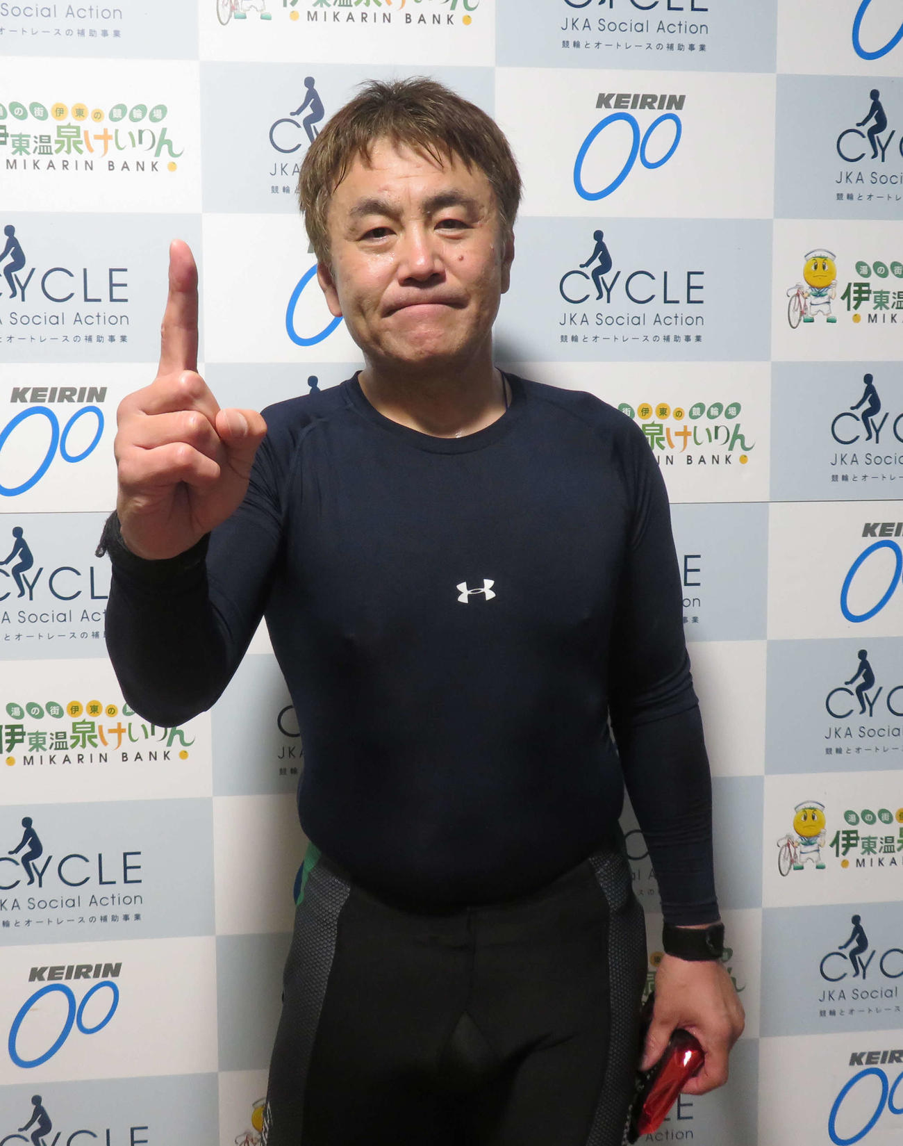 弟子と一緒のレースで気合が入るベテラン山崎充央（撮影・栗田文人）