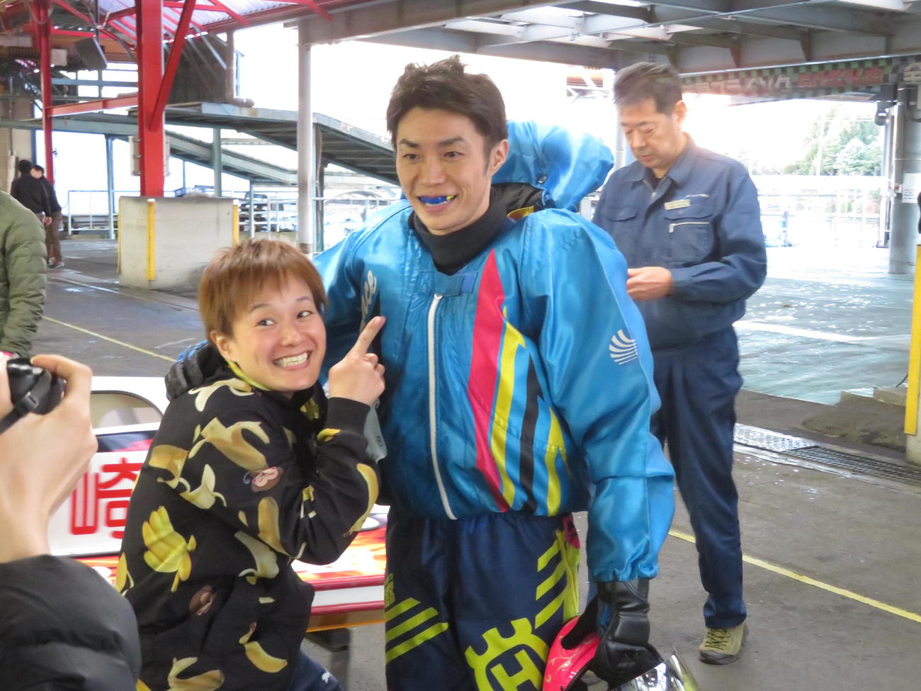 同期の寺島美里（左）に勝利を称えられる金児隆太