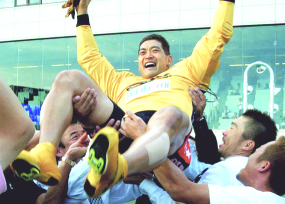 2005年オールスターで優勝し、胴上げされる（共同）