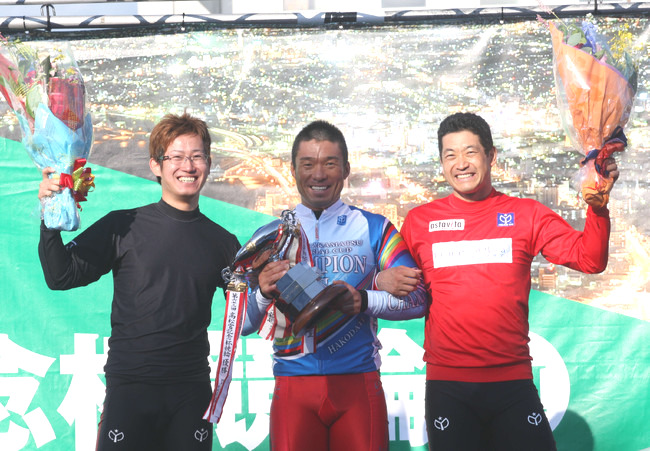 決勝3着だった2012年・高松宮記念杯で盟友の武田豊樹（中央＝優勝）、脇本雄太（左＝決勝2着）と笑顔
