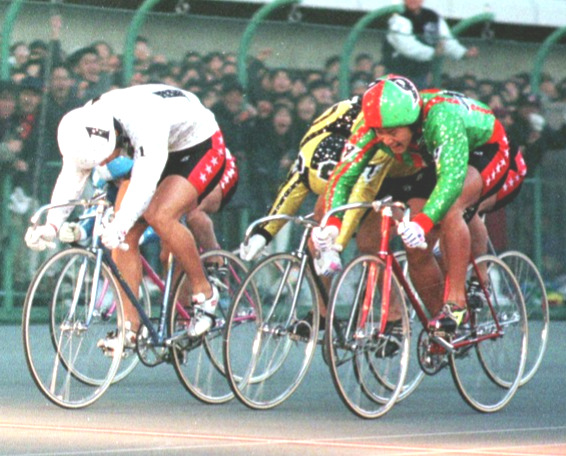 1995年・KEIRINグランプリを2着でゴール（右）（優勝は吉岡稔真＝左）