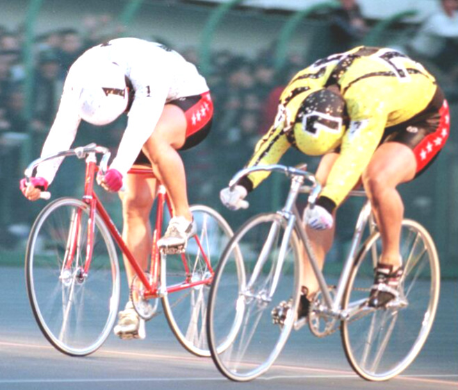 1996年・KEIRINグランプリを2着でゴール（左）（優勝は小橋正義＝右）