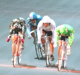 1998年・KEIRINグランプリを2着でゴール（左）（優勝は山口幸二＝右）