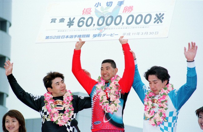 1999年・日本選手権の表彰台で歓喜（右は決勝2着・小嶋敬二、左は同3着・金古将人）