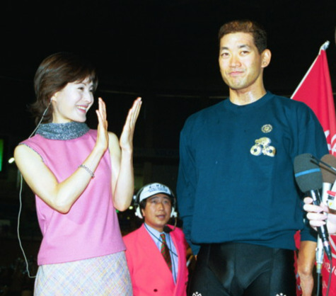 2000年・寛仁親王牌で優勝し、表彰式で水野真紀（左）に祝福される