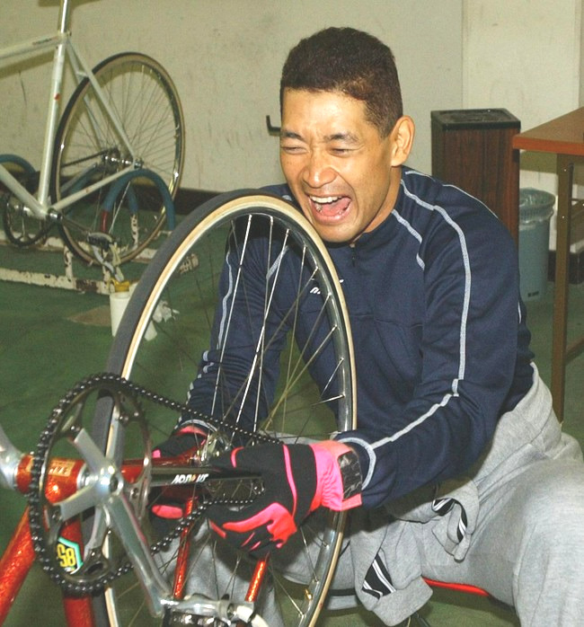 検車場で楽しそうに自転車を整備（2004年）