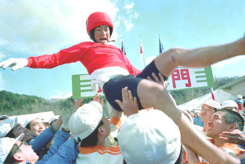 1988年・競輪学校61期生の卒業記念レースで優勝し、胴上げされる