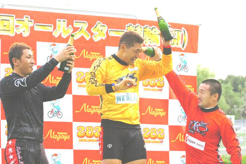2005年オールスターの表彰台で決勝2着の金子貴志(左)、同3着の佐藤慎太郎(右)とシャンパンをかけ合う