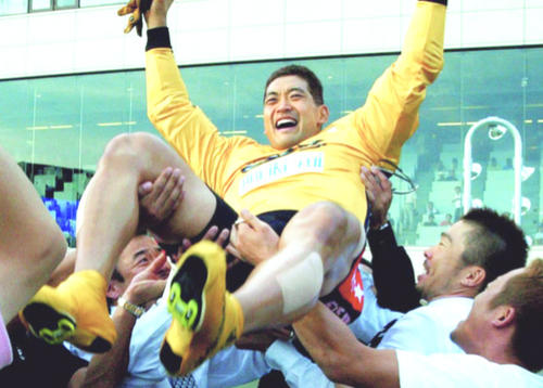 2005年オールスターで優勝し、胴上げされる(共同)