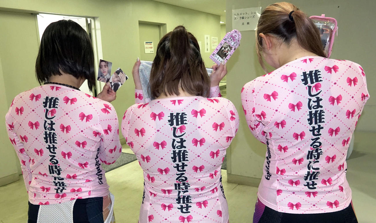 背中には誓いの言葉が。左から川嶋百香、永礼美瑠、山本さくら