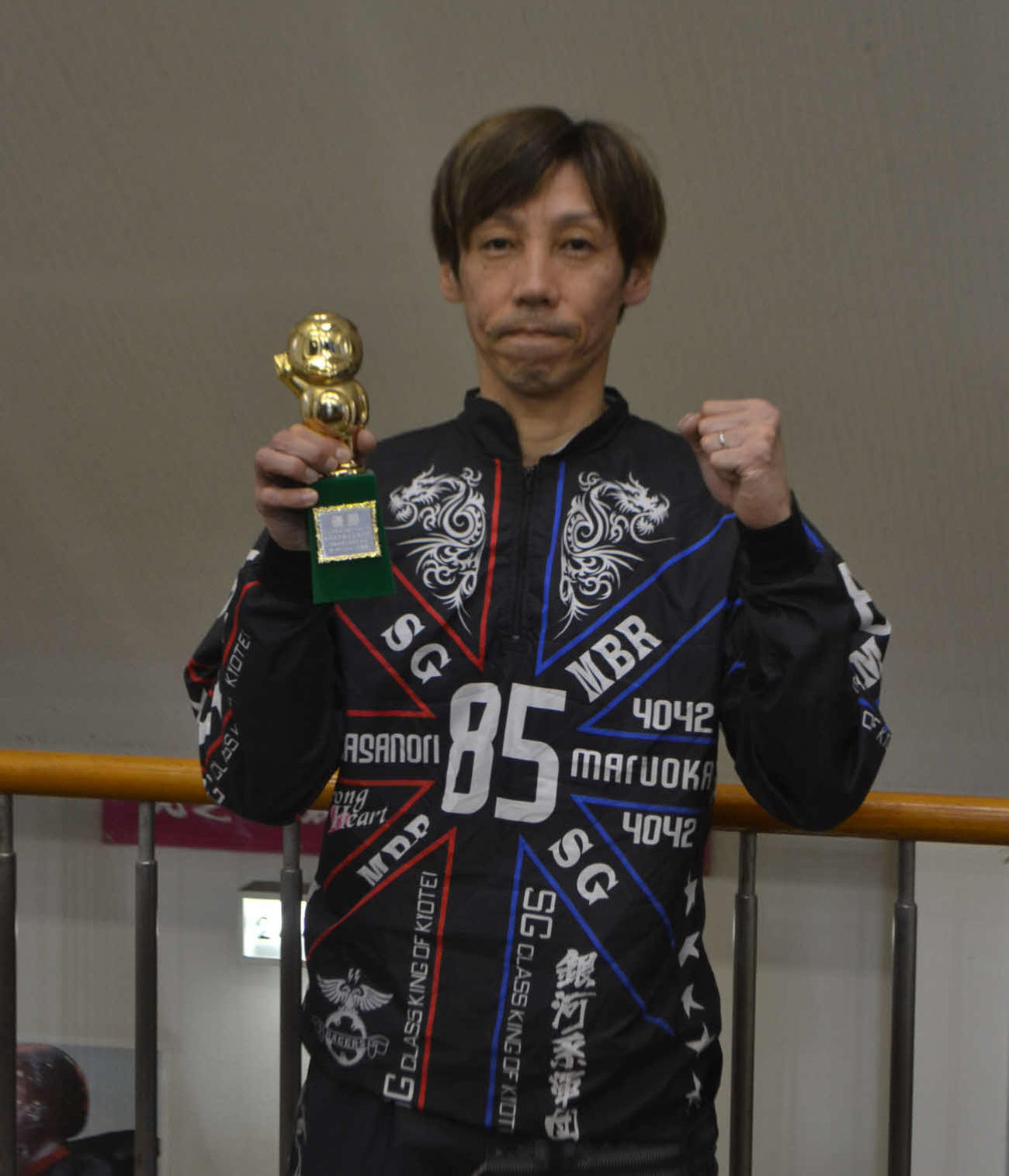 イン逃げで1年9カ月ぶりの優勝を飾った丸岡正典は、かっぱくんトロフィーとともにガッツポーズを見せた