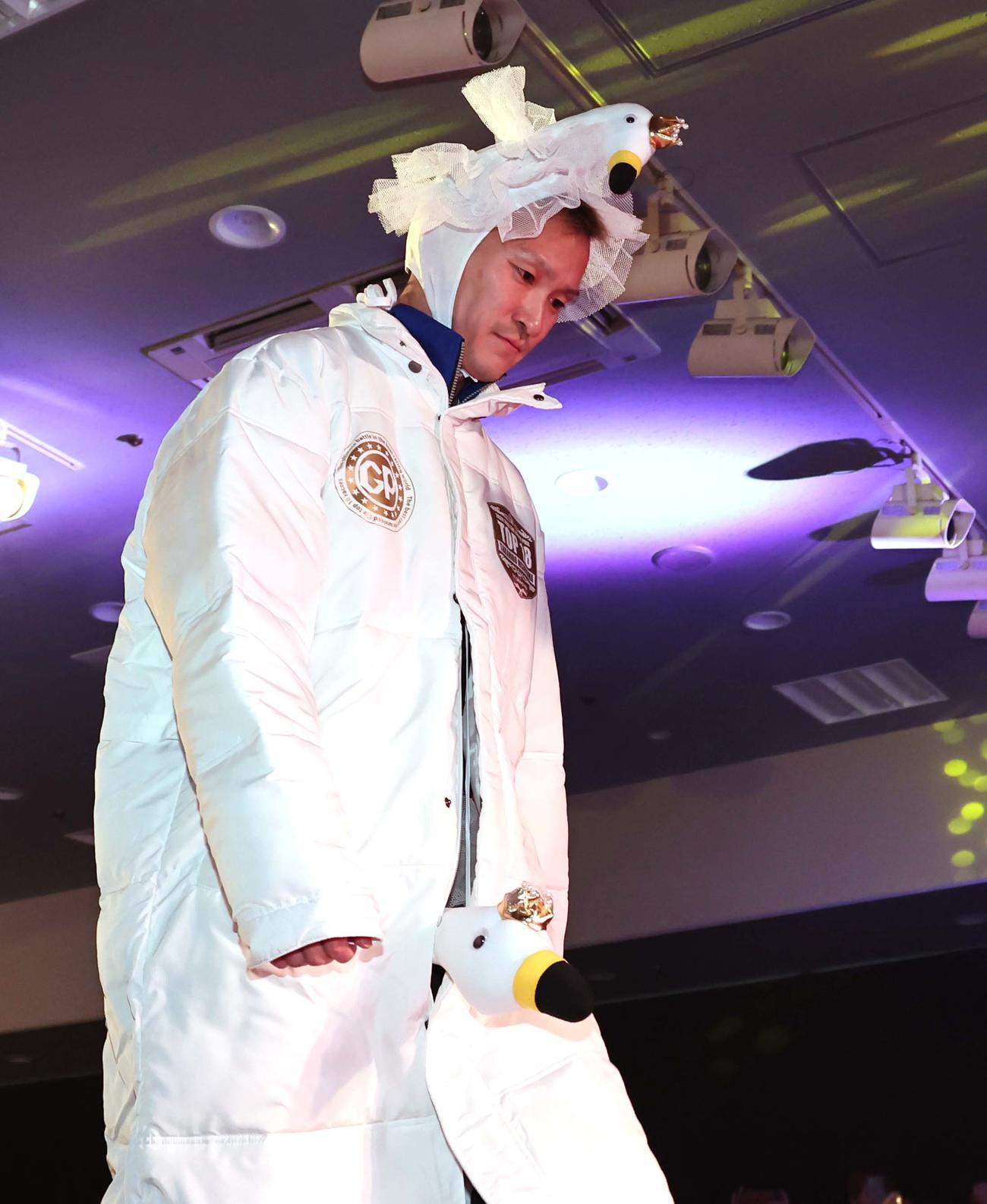 グランプリのオープニングに白鳥の衣装で登場した西山貴浩（撮影・上田博志