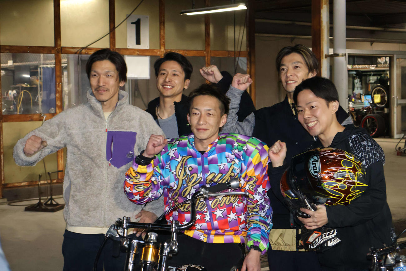 32期の同期と後輩の深谷俊太（右）に囲まれ笑顔の鈴木宏和