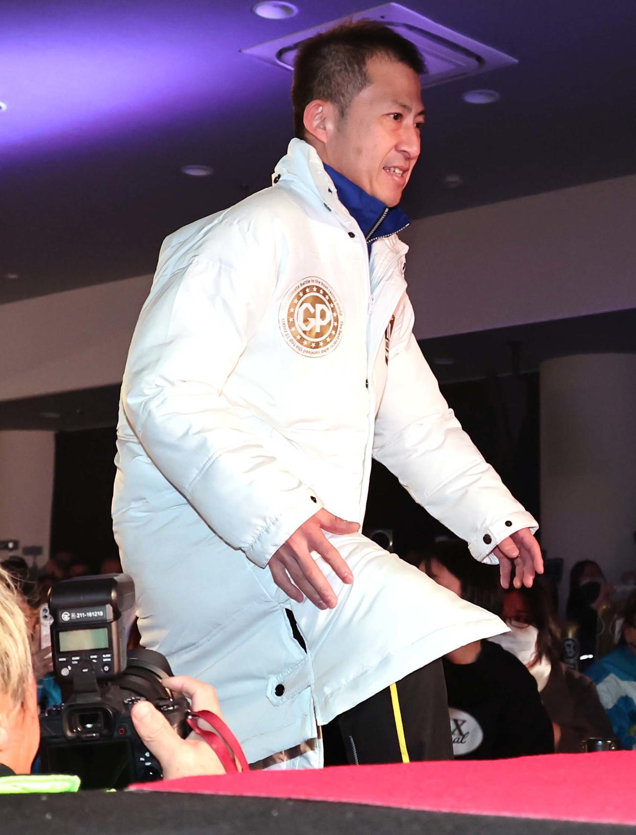グランプリのオープニングに笑顔で登場する3783瓜生正義（撮影・上田博志）