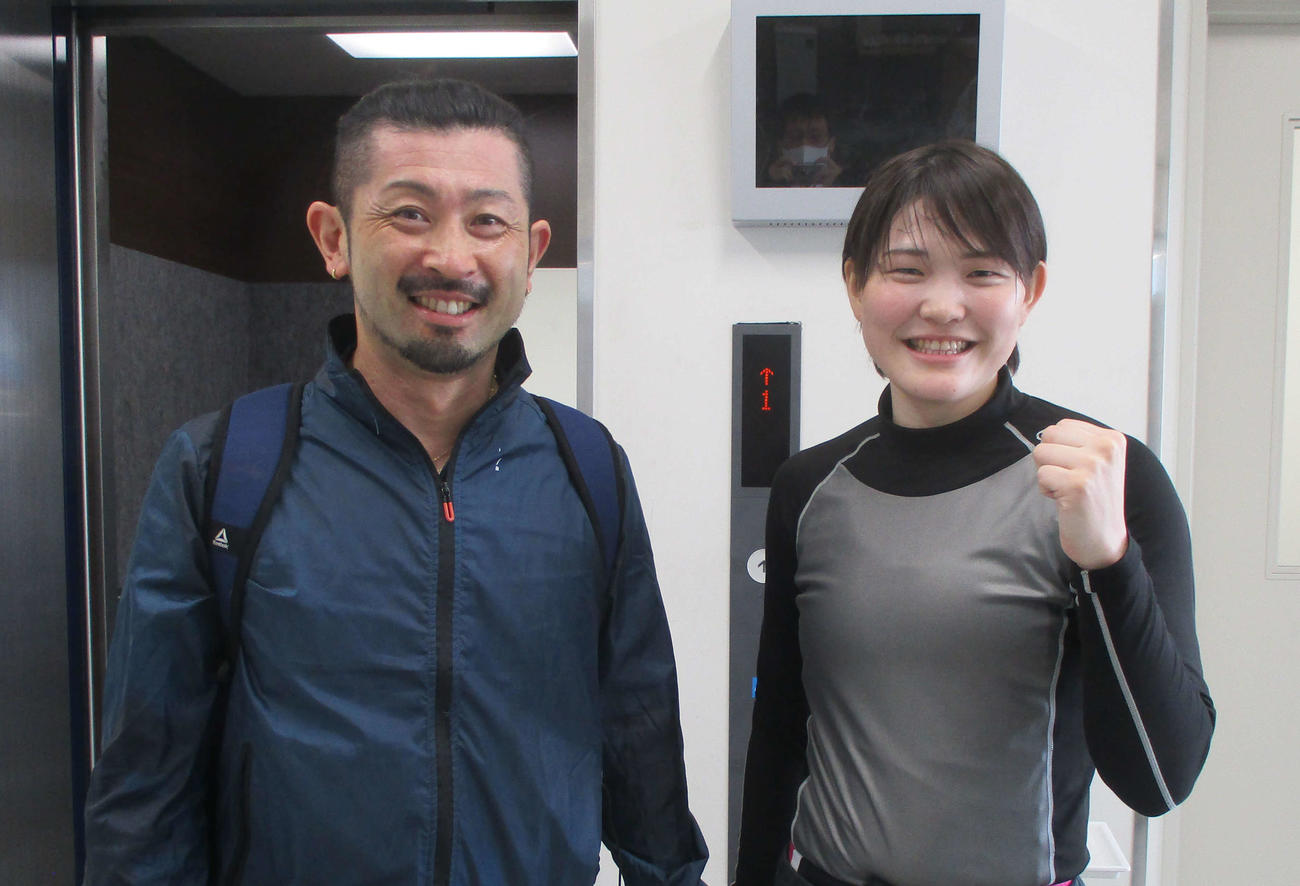 師匠の山出裕幸（左）の隣でガッツポーズ