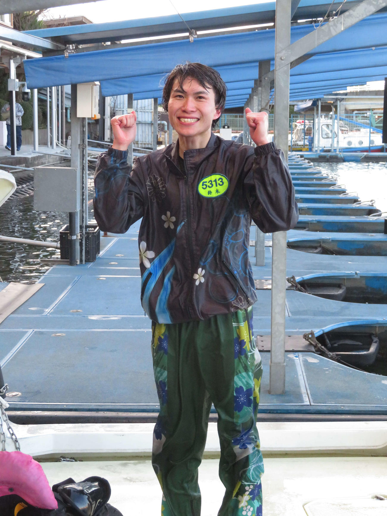 水神祭を終えガッツポーズの鈴木唯央