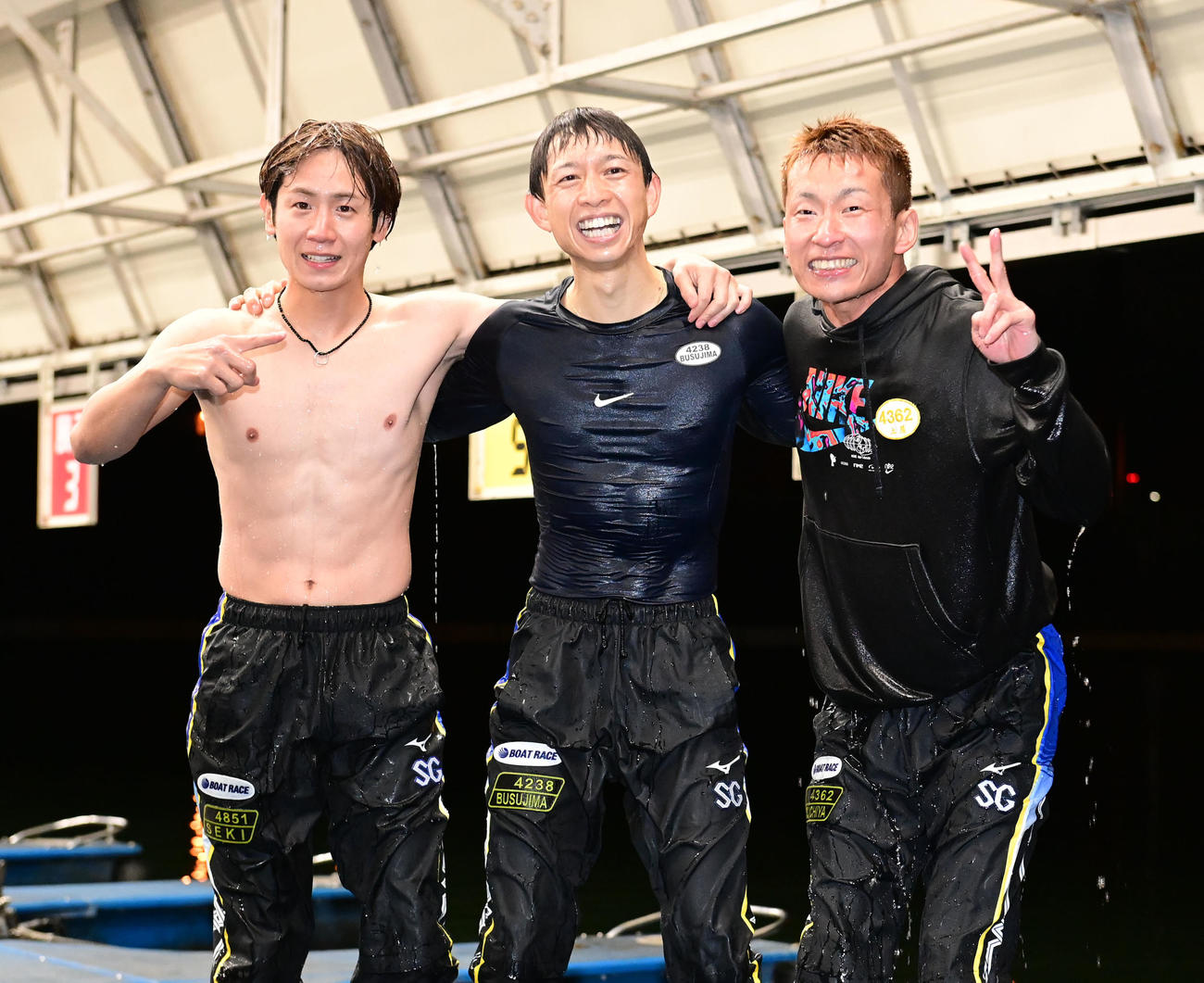 水神祭で関浩哉（左）、土屋智則（右）から祝福される毒島誠（撮影・和賀正仁）