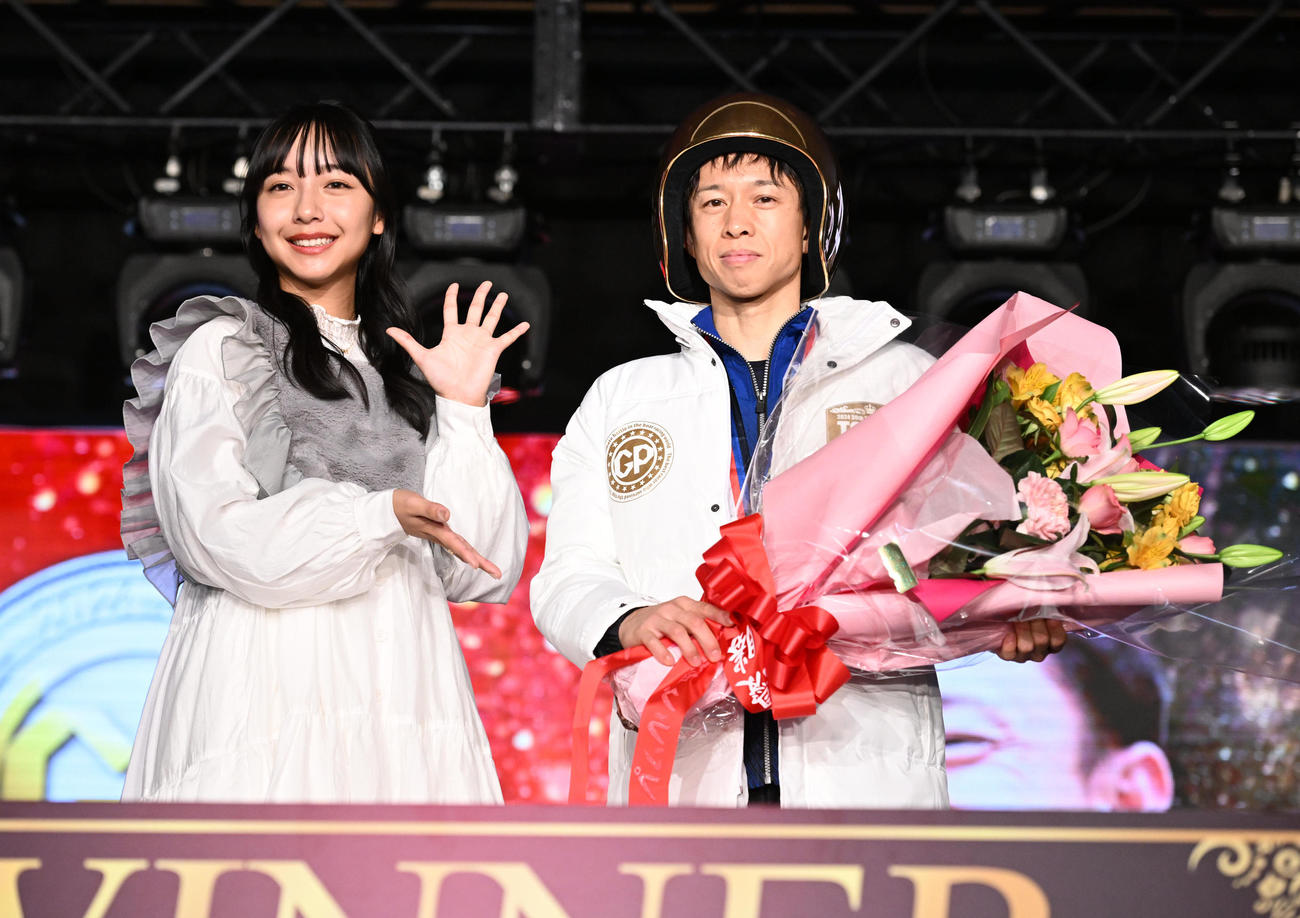 山之内すずから花束を贈られる毒島誠（撮影・和賀正仁）