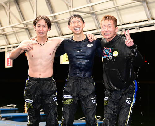 水神祭で関浩哉（左）、土屋智則（右）から祝福される毒島誠（撮影・和賀正仁）