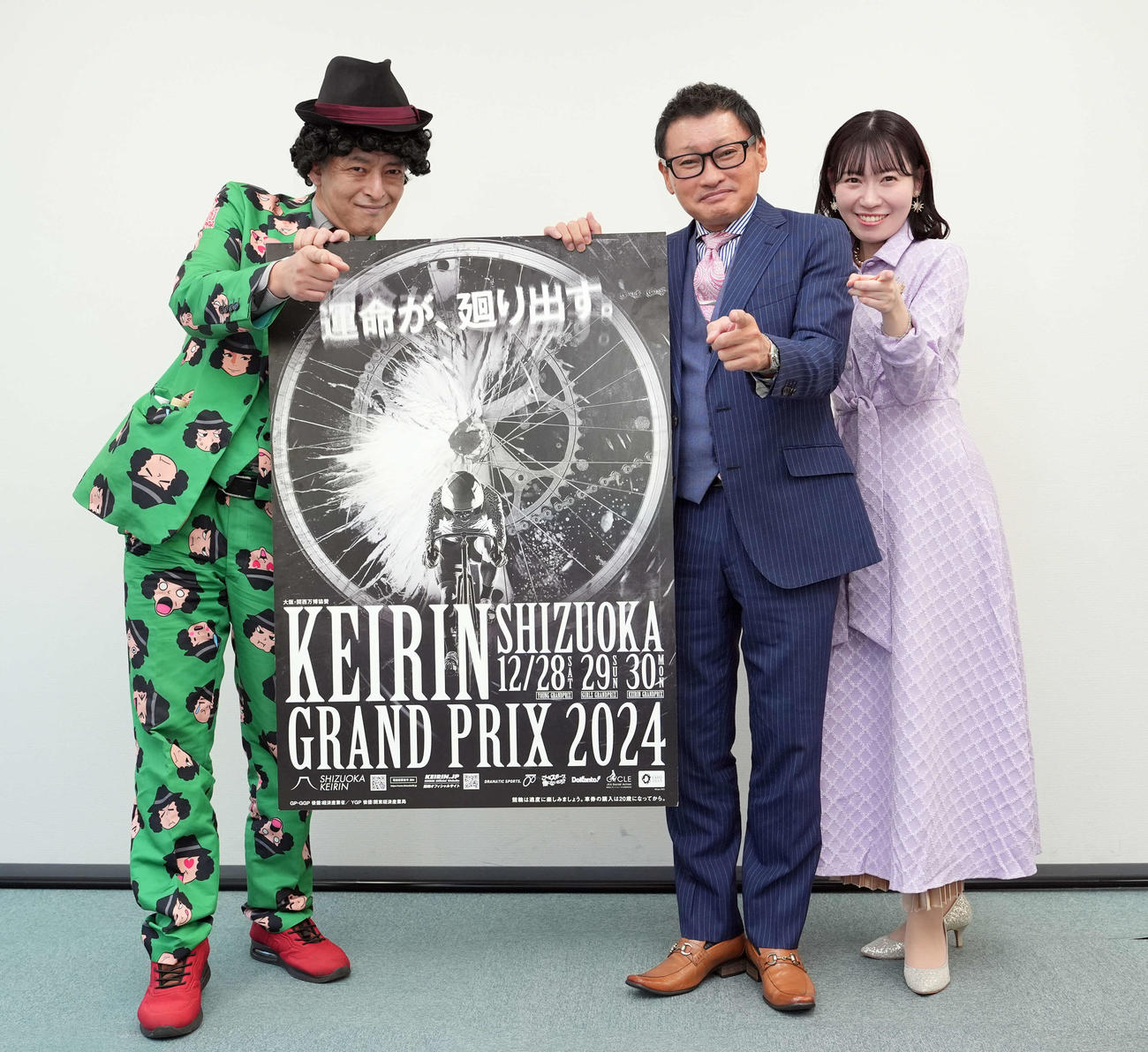 「KEIRINグランプリ2024シリーズ」をPRする、左から競輪予想漫談師の店長、解説者の伊藤勝也氏、半田いまりさん（撮影・たえ見朱実）