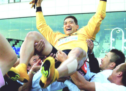 最後のG1制覇となった2005年・名古屋オールスター決勝で胴上げ（共同）