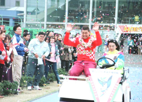 1999年・日本選手権でグランドスラムを達成してファンの祝福を浴びる
