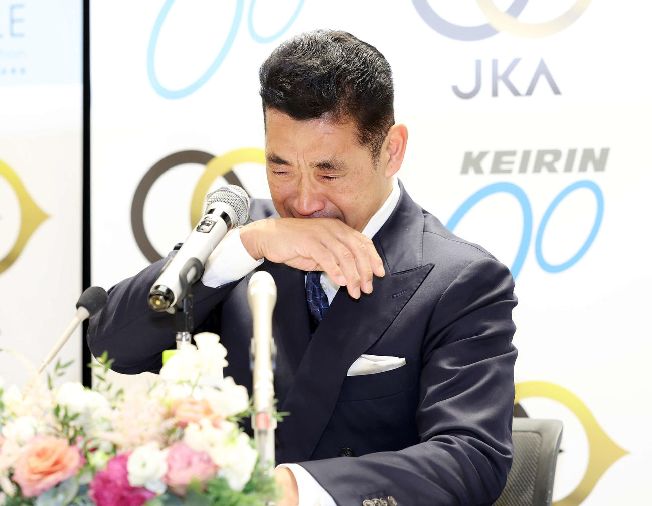 引退会見で涙を見せる神山雄一郎（撮影・鈴木正人）