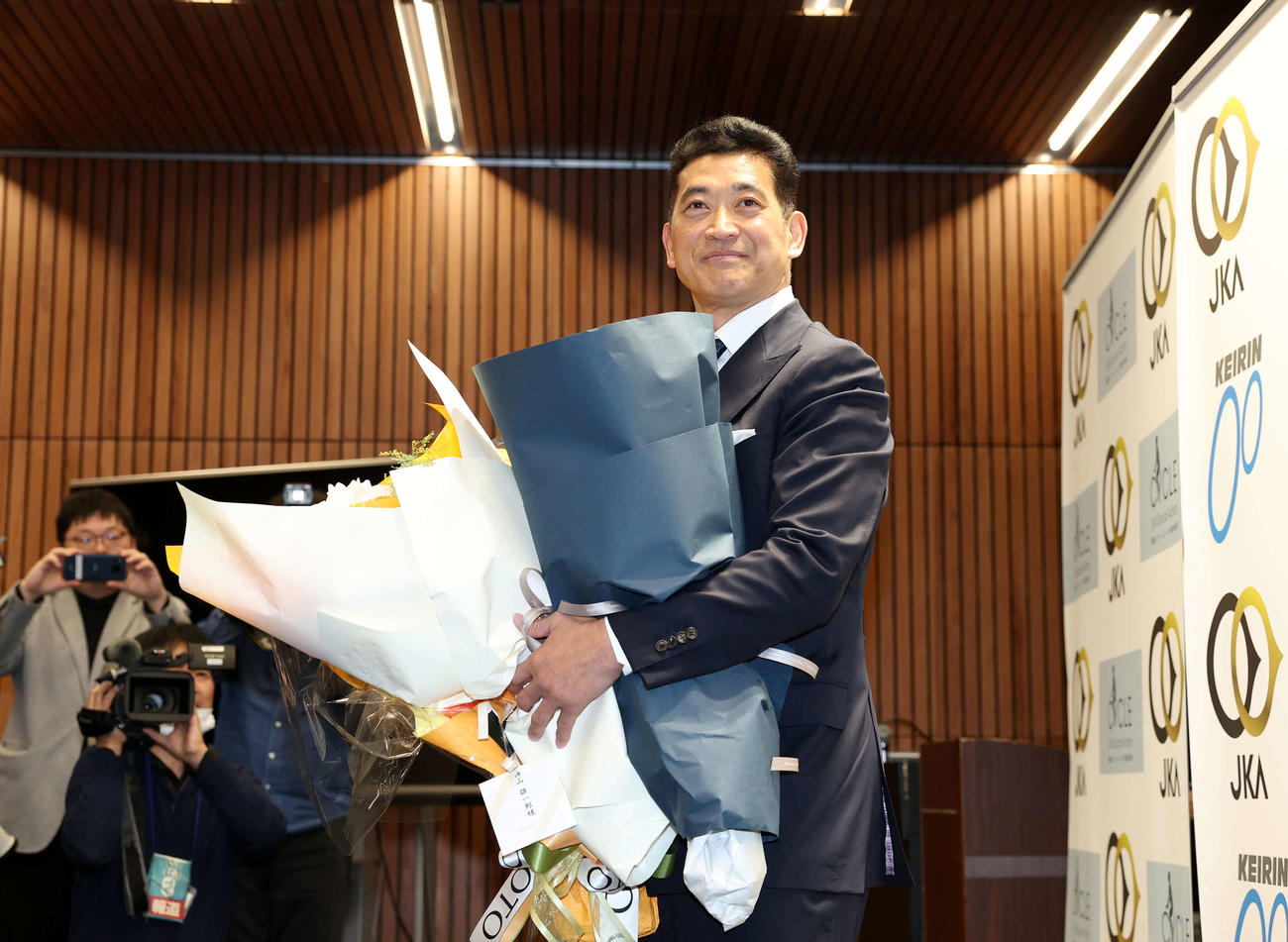 花束を手に笑顔の神山雄一郎（撮影・鈴木正人）