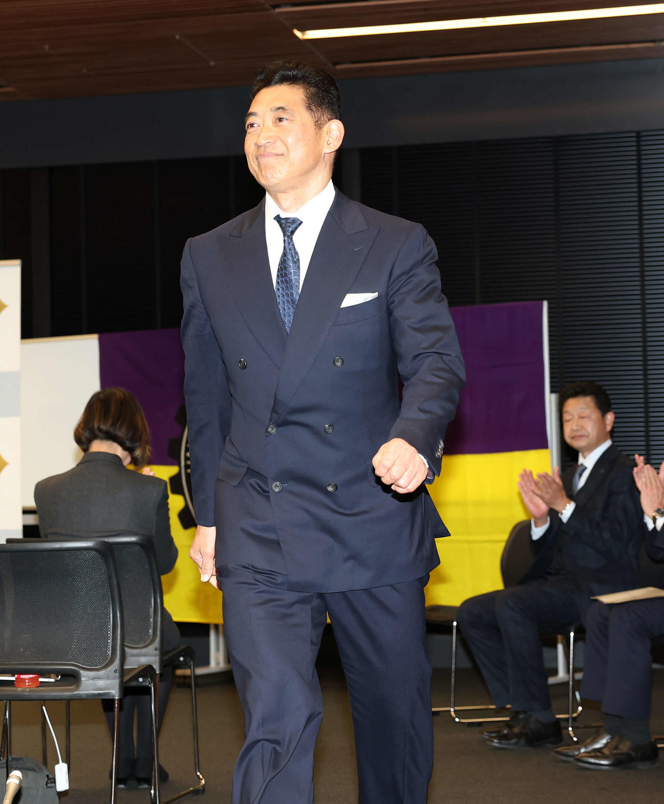 会見場を後にする神山雄一郎（撮影・鈴木正人）