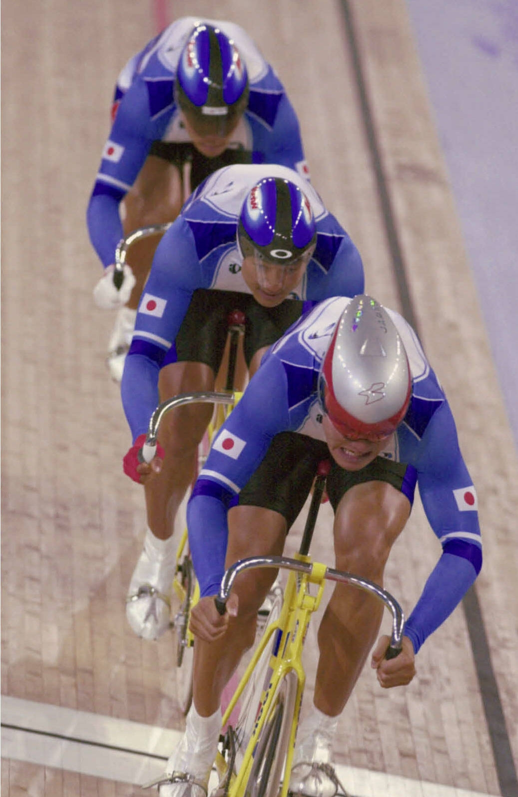 2000年シドニー五輪男子オリンピックスプリント1回戦　を走る、手前から長塚智広、神山雄一郎、稲村成浩（共同）
