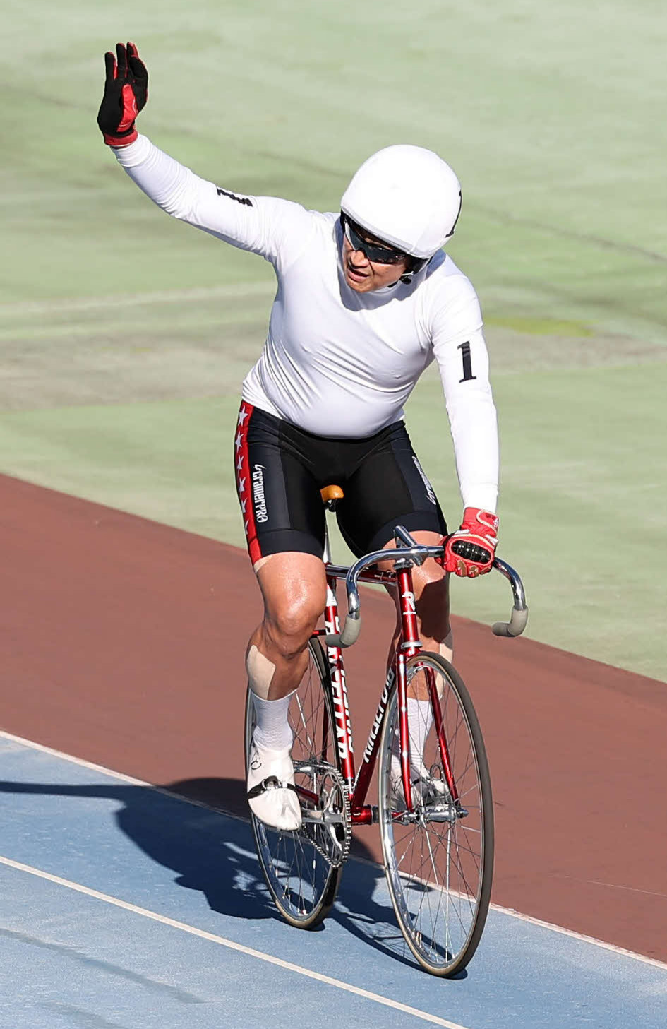 最後のレースになった23日の取手最終日7Rで勝利し、ファンに手を振る神山雄一郎