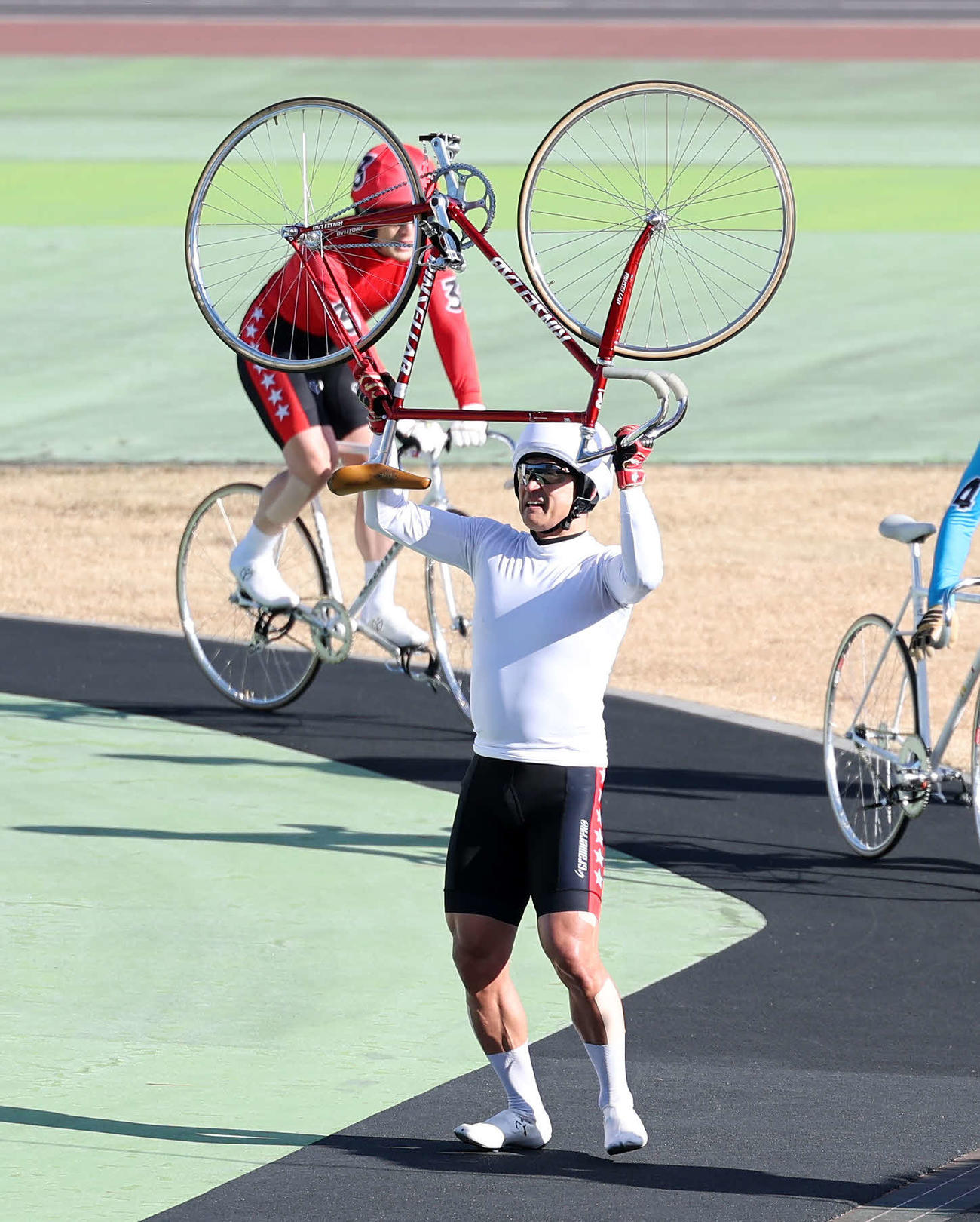最後のレースになった23日の取手最終日7Rで神山雄一郎はファンに向けて自転車を持ち上げ勝利をアピール
