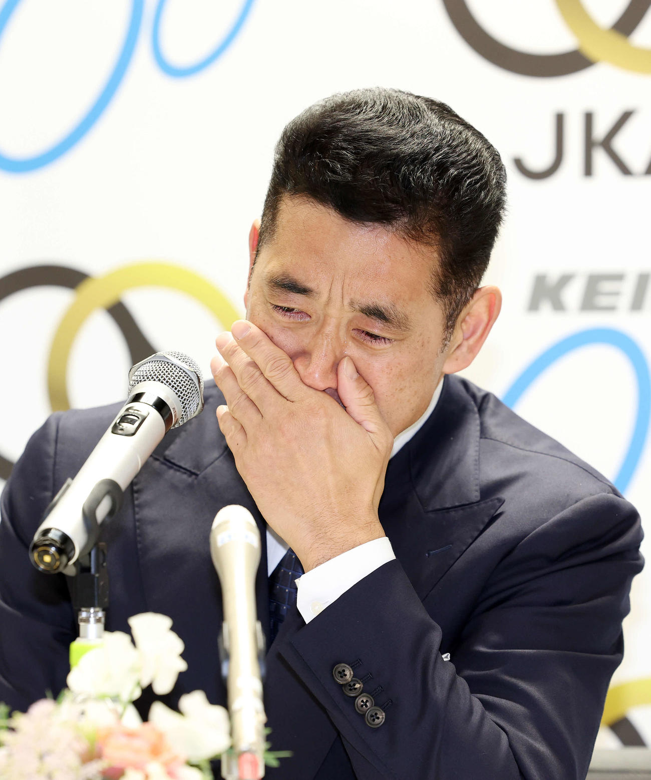 引退会見で涙を見せる神山雄一郎（撮影・鈴木正人）