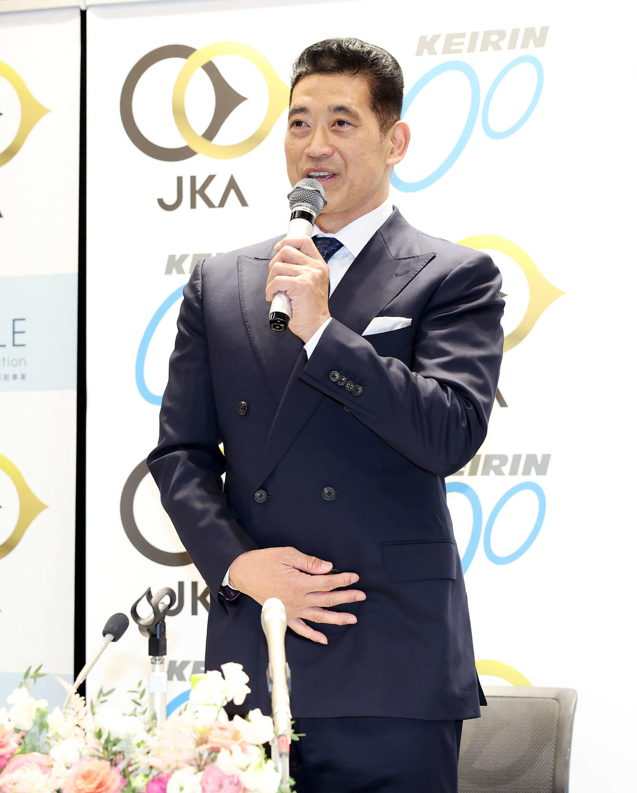 引退会見に臨む神山雄一郎（撮影・鈴木正人）
