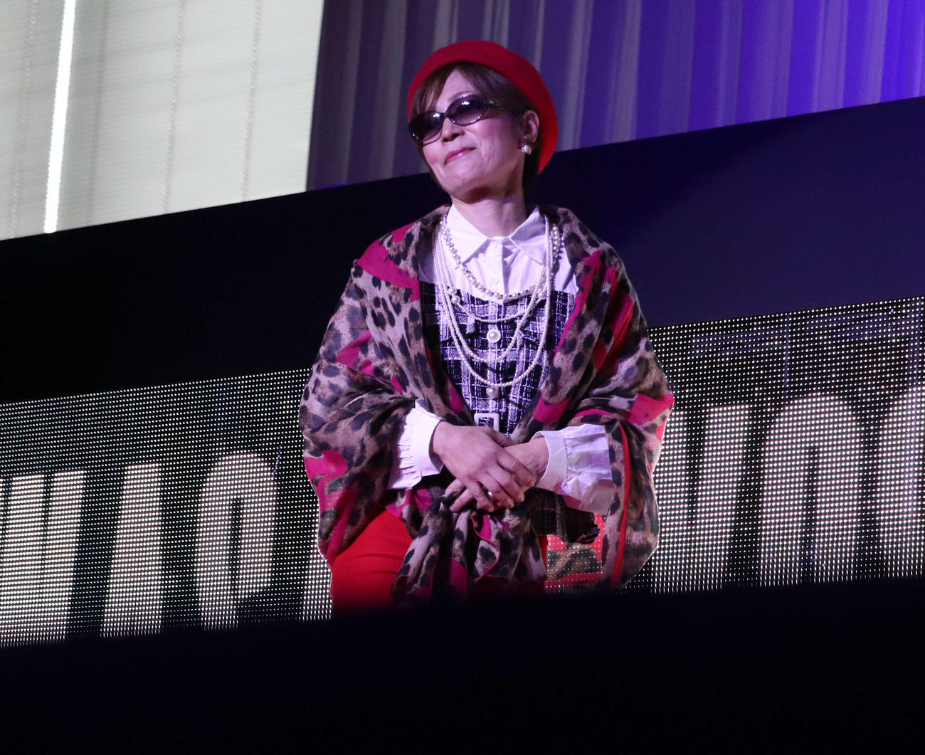 岩崎芳美が某ホテルチェーンの社長に扮（ふん）して登場